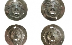 Israel: Tìm thấy 4 đĩa đồng bí ẩn hình đầu sư tử trong ngôi mộ 1.900 năm tuổi