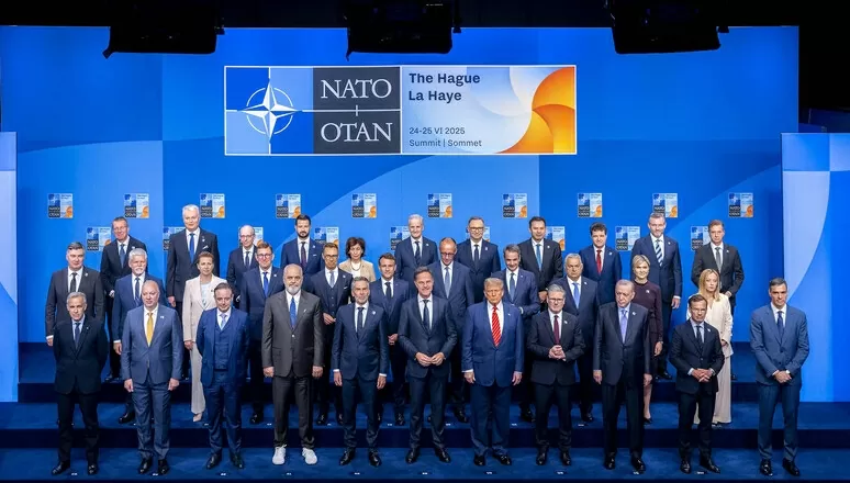 Các nhà lãnh đạo tham gia Hội nghị thượng đỉnh NATO chụp ảnh kỷ niệm ngày 25/6. (Nguồn: NATO)