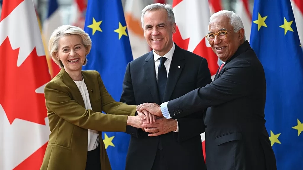 Chủ tịch Ủy ban châu Âu Ursula von der Leyen, Thủ tướng Canada Mark Carney và chủ tịch Hội đồng châu Âu Antonio Costa bắt tay nhau tại Hội nghị thượng đỉnh EU-Canada lần thứ 20 tại Brussels (Bỉ) ngày 23/6. (Nguồn: EU)