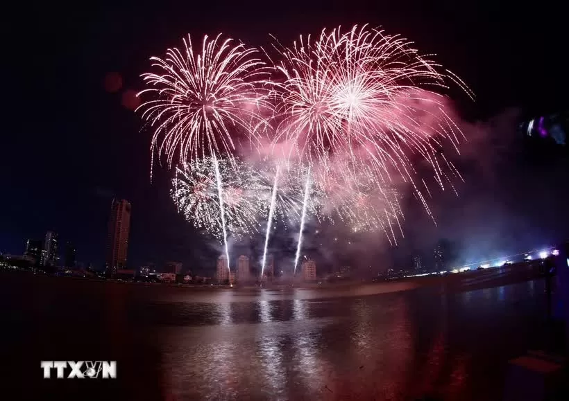 Một màn trình diễn pháo hoa bên bờ sông Hàn (Đà Nẵng) trong khuôn khổ DIFF 2025, tối 28/6 vừa qua. (Ảnh: Trần Lê Lâm/TTXVN) Một màn trình diễn pháo hoa bên bờ sông Hàn (Đà Nẵng) trong khuôn khổ DIFF 2025, tối 28/6 vừa qua. (Ảnh: Trần Lê Lâm/TTXVN)