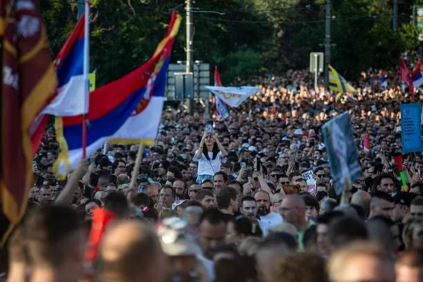 Serbia: Hàng trăm ngàn người biểu tình đổ về trung tâm thủ đô yêu cầu bầu cử sớm, Tổng thống tuyên bố sẽ mạnh tay ngăn chặn Serbia: Hàng trăm ngàn người biểu tình đổ về trung tâm thủ đô yêu cầu bầu cử sớm, Tổng thống tuyên bố sẽ mạnh tay ngăn chặn