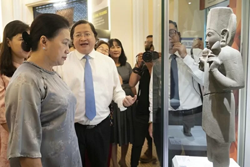 Ông Nguyễn MiÔng Nguyễn Minh Nhựt cho biết, đây cũng là lần đầu tiên Bảo vật quốc gia thuộc công lập và tư nhân được triển lãm cùng nhau (Ảnh: Bảo Lan)nh Nhựt cho biết, đây cũng là lần đầu tiên Bảo vật quốc gia thuộc công lập và tư nhân được triển lãm cùng nhau (Ảnh: Bảo Lan) Ông Nguyễn MiÔng Nguyễn Minh Nhựt cho biết, đây cũng là lần đầu tiên Bảo vật quốc gia thuộc công lập và tư nhân được triển lãm cùng nhau (Ảnh: Bảo Lan)nh Nhựt cho biết, đây cũng là lần đầu tiên Bảo vật quốc gia thuộc công lập và tư nhân được triển lãm cùng nhau (Ảnh: Bảo Lan)