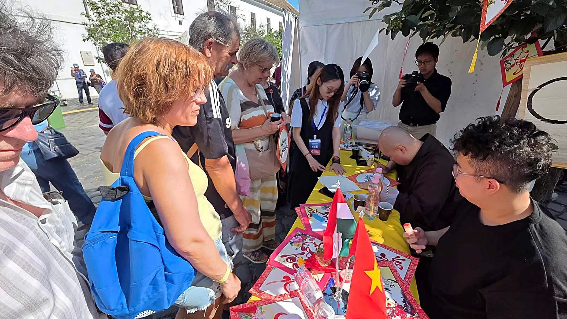 Đậm đà bản sắc văn hóa Việt, tăng cường giao lưu nhân dân, thắt chặt tình hữu nghị Việt Nam Hungary