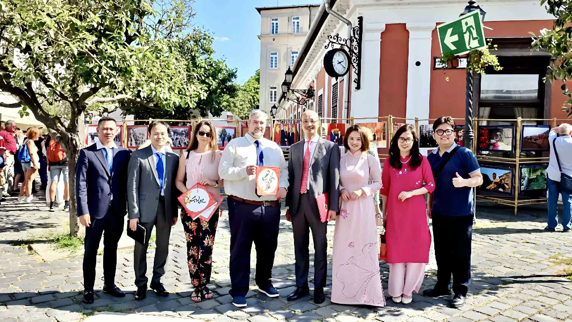 Đậm đà bản sắc văn hóa Việt, tăng cường giao lưu nhân dân, thắt chặt tình hữu nghị Việt Nam-Hungary Đậm đà bản sắc văn hóa Việt, tăng cường giao lưu nhân dân, thắt chặt tình hữu nghị Việt Nam-Hungary