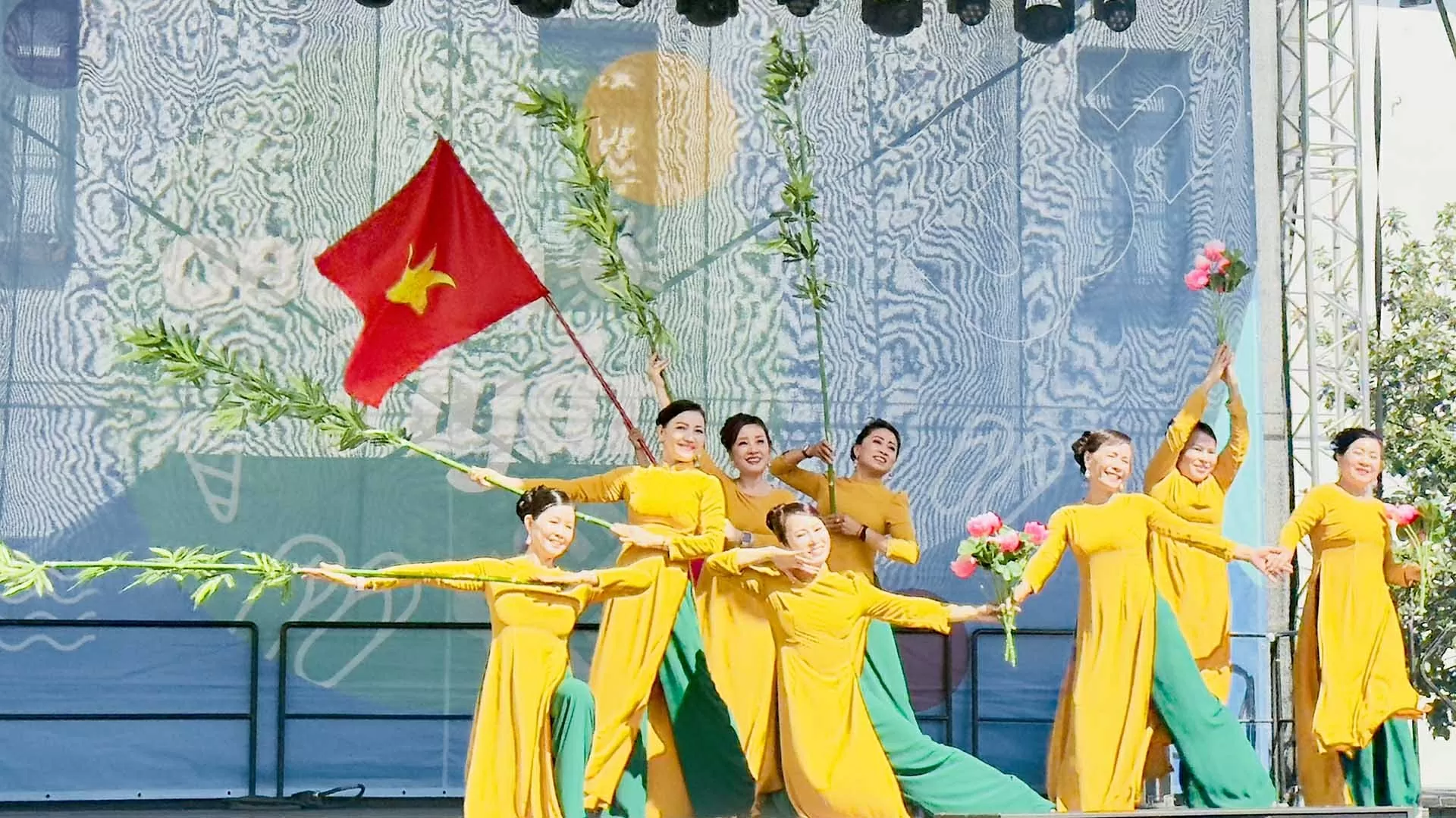 Đậm đà bản sắc văn hóa Việt, tăng cường giao lưu nhân dân, thắt chặt tình hữu nghị Việt Nam-Hungary Đậm đà bản sắc văn hóa Việt, tăng cường giao lưu nhân dân, thắt chặt tình hữu nghị Việt Nam Hungary