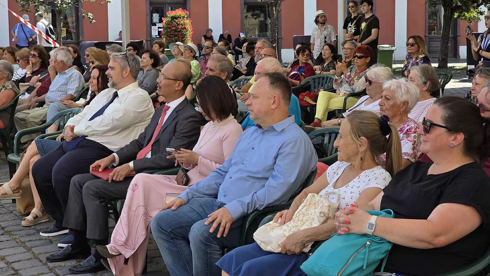 Đậm đà bản sắc văn hóa Việt, tăng cường giao lưu nhân dân, thắt chặt tình hữu nghị Việt Nam-Hungary Đậm đà bản sắc văn hóa Việt, tăng cường giao lưu nhân dân, thắt chặt tình hữu nghị Việt Nam Hungary