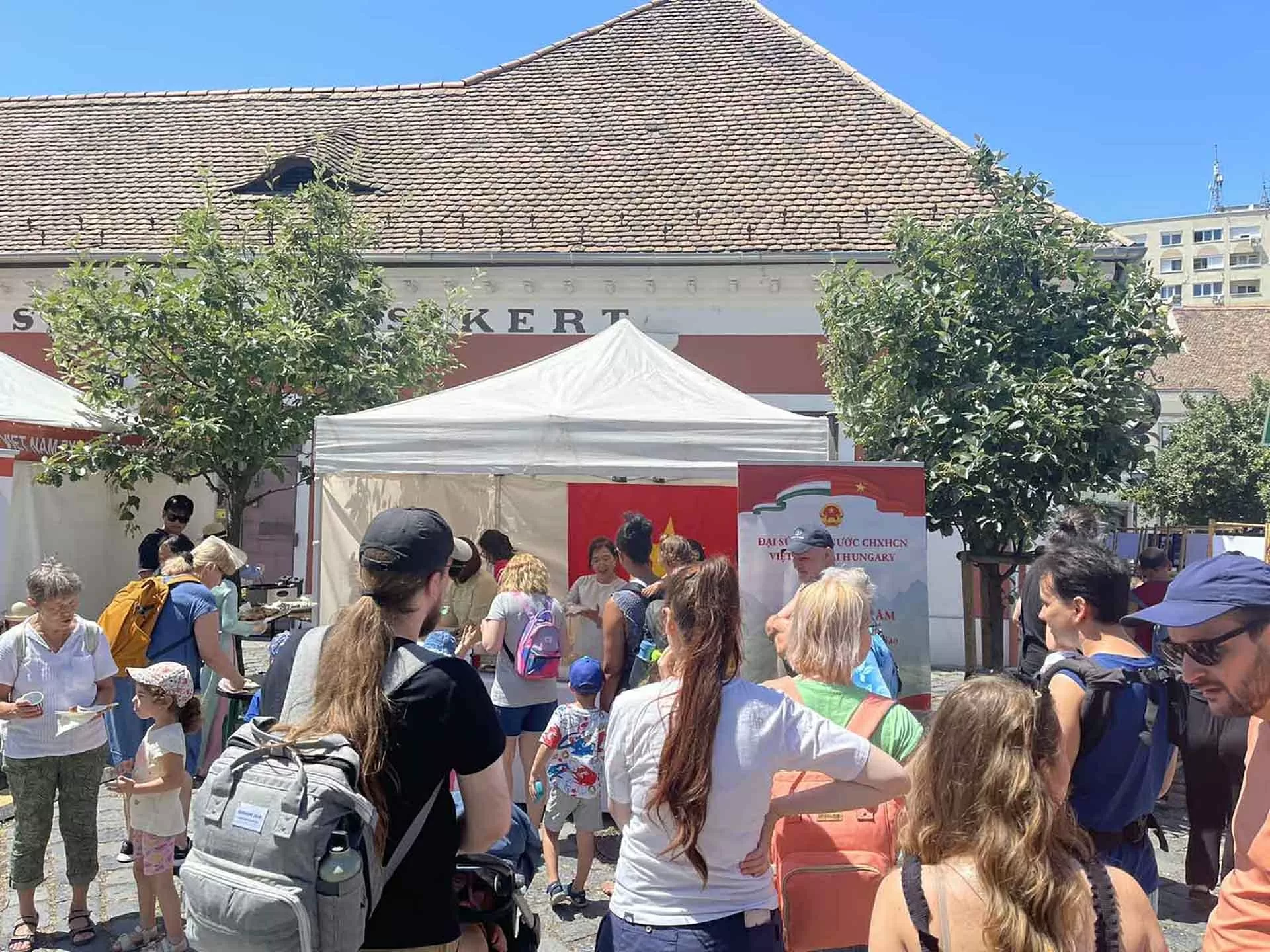 Đậm đà bản sắc văn hóa Việt, tăng cường giao lưu nhân dân, thắt chặt tình hữu nghị Việt Nam Hungary