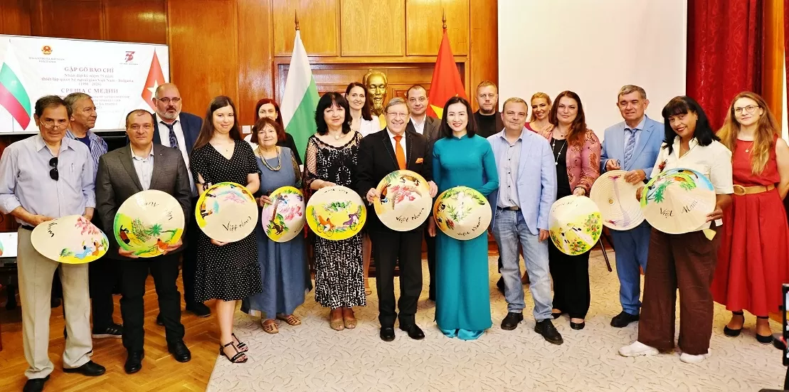 Đại sứ quán Việt Nam tại Bulgaria gặp gỡ báo chí nhân dịp kỷ niệm 75 năm thiết lập quan hệ ngoại giao Đại sứ quán Việt Nam tại Bulgaria gặp gỡ báo chí nhân dịp kỷ niệm 75 năm thiết lập quan hệ ngoại giao