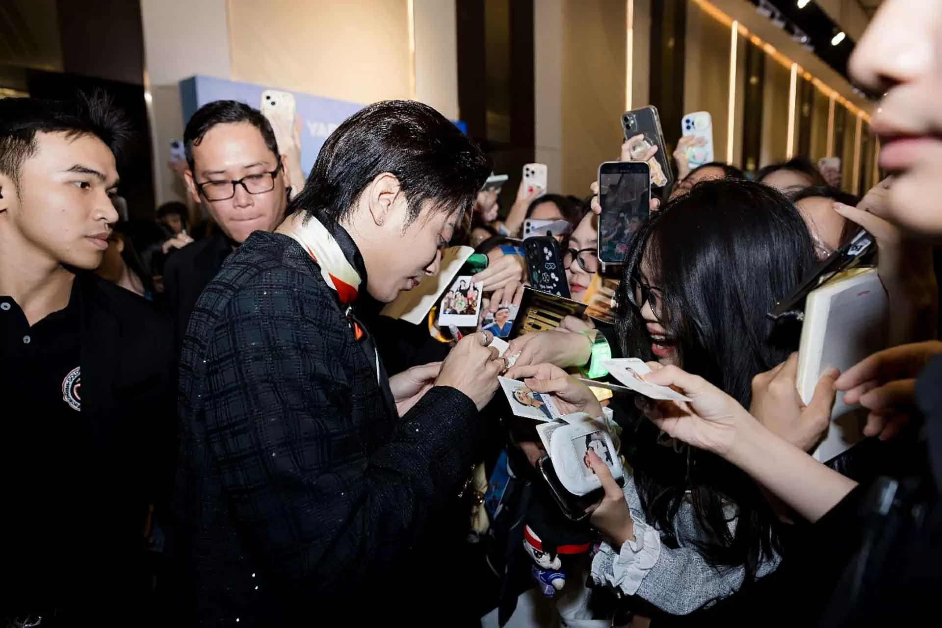 SOOBIN giao lưu cùng người hâm mộ tại sự kiện.