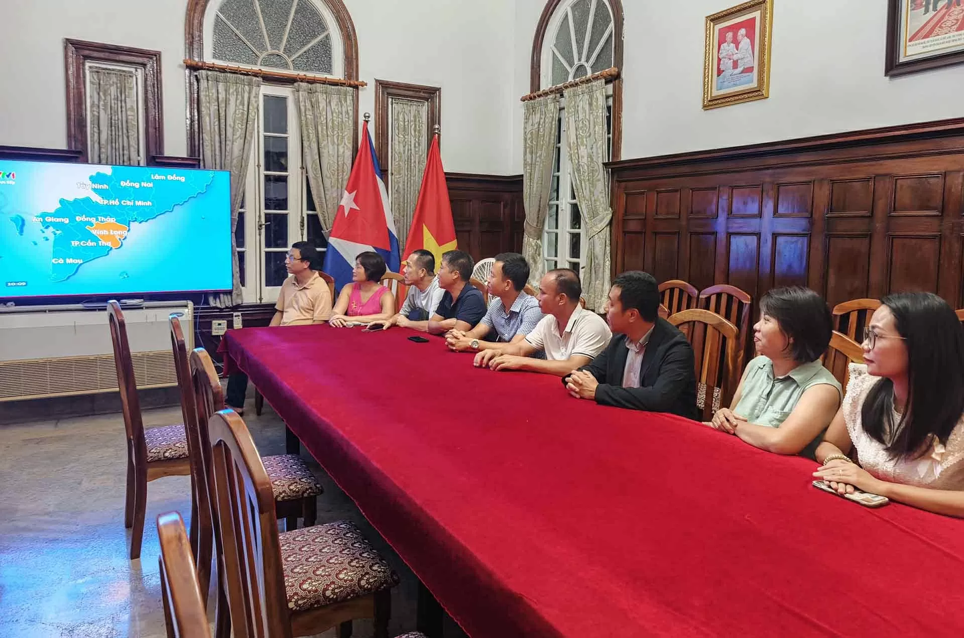 Các cơ quan đại diện Việt Nam ở nước ngoài theo dõi Lễ công bố các nghị quyết, quyết định về sáp nhập đơn vị hành chính