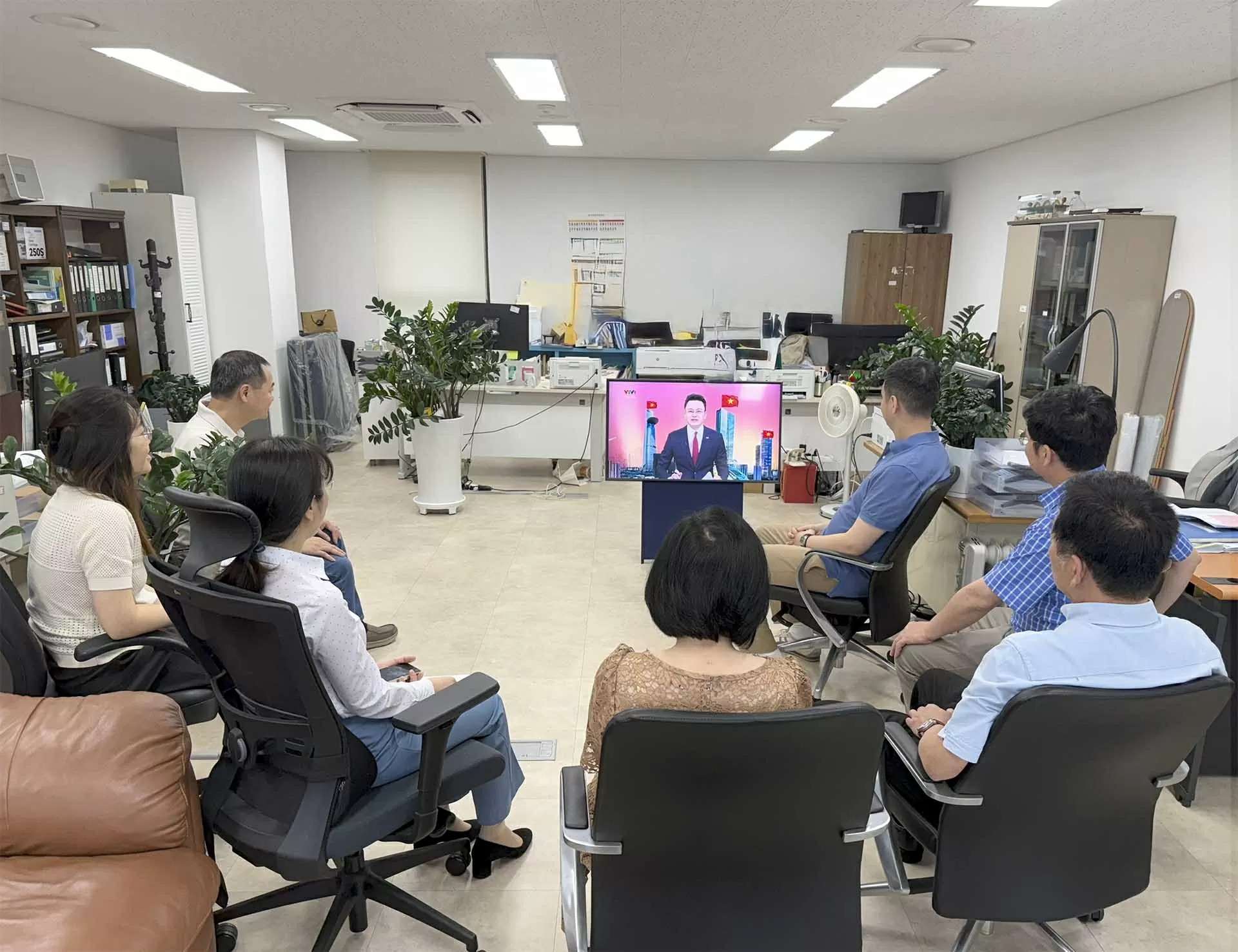 Các cơ quan đại diện Việt Nam ở nước ngoài theo dõi Lễ công bố các nghị quyết, quyết định về sáp nhập đơn vị hành chính