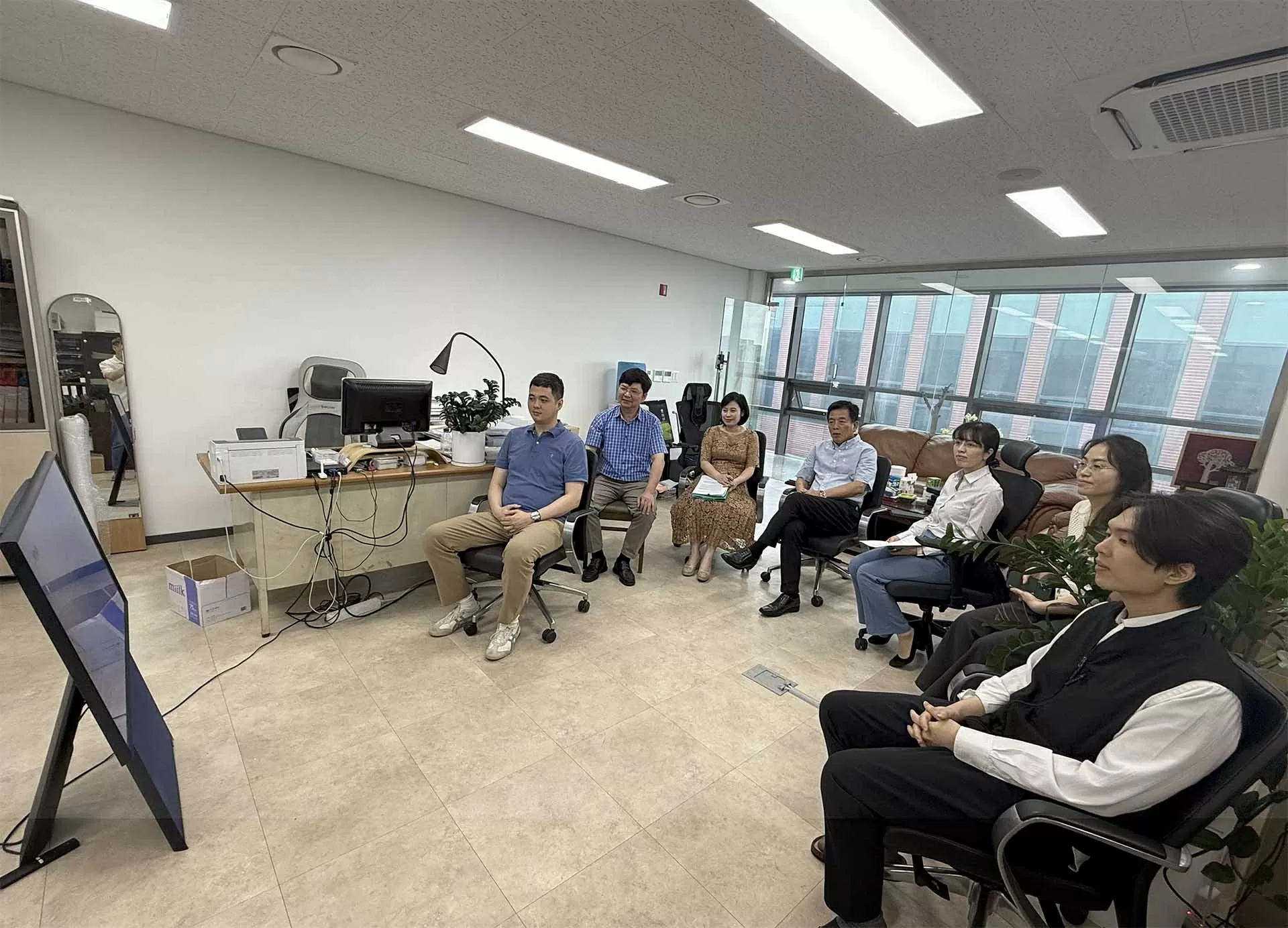 Các cơ quan đại diện Việt Nam ở nước ngoài theo dõi Lễ công bố các nghị quyết, quyết định về sáp nhập đơn vị hành chính