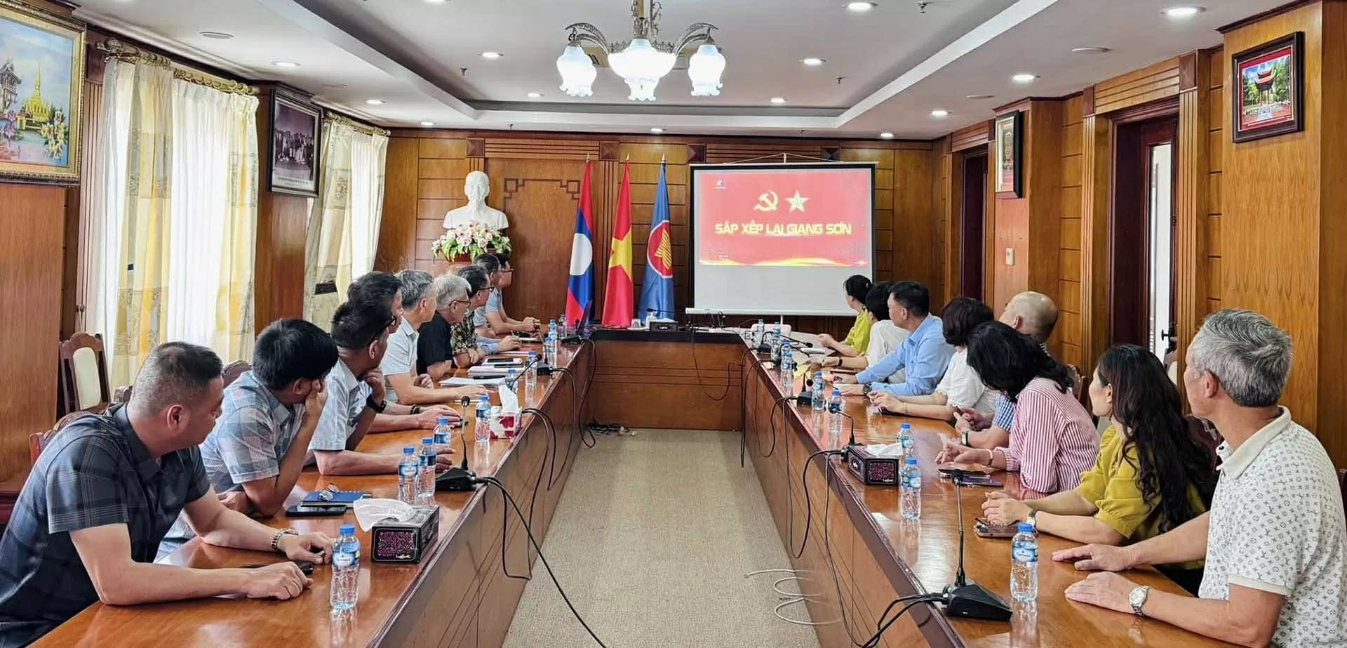 Các cơ quan đại diện Việt Nam ở nước ngoài theo dõi Lễ công bố các nghị quyết, quyết định về sáp nhập đơn vị hành chính