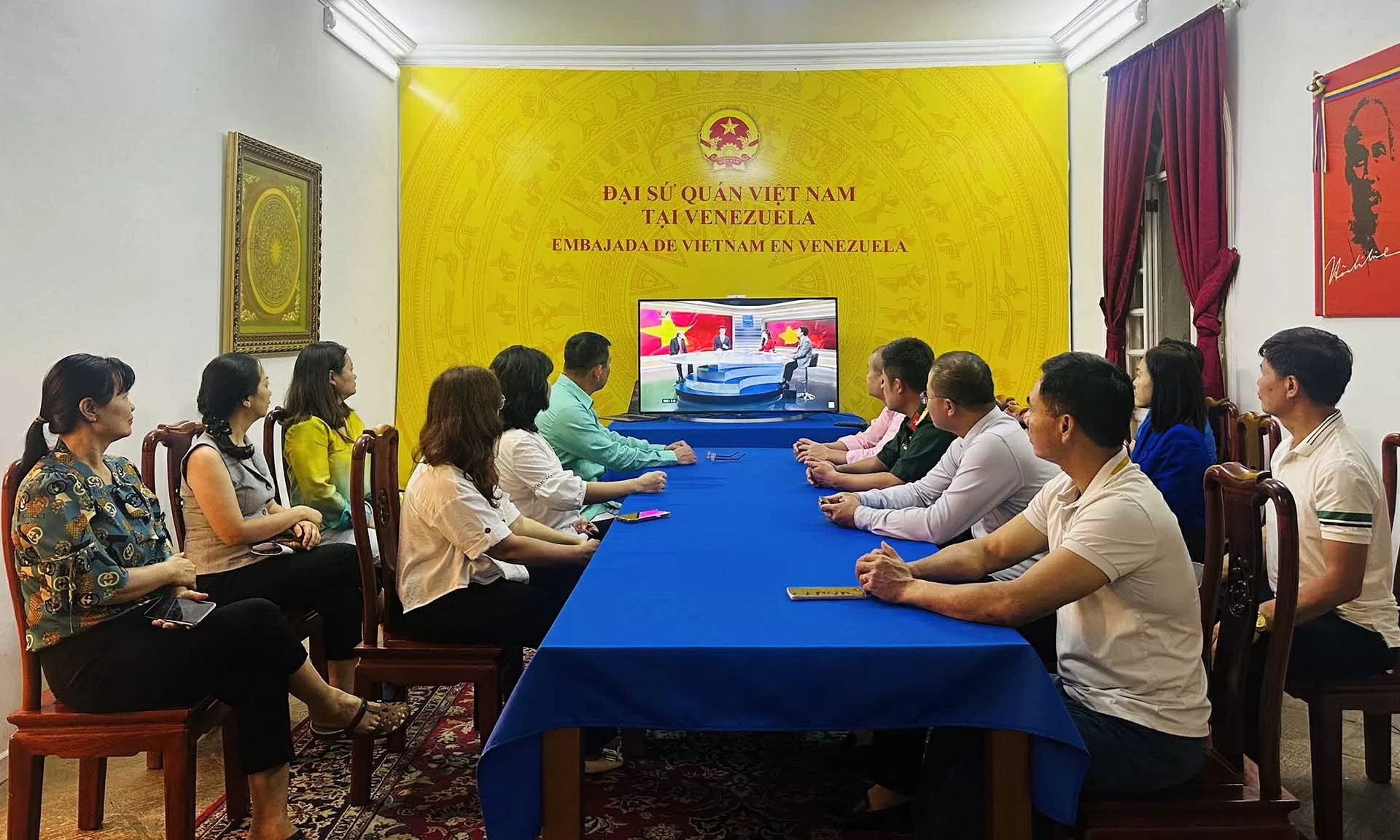 Các cơ quan đại diện Việt Nam ở nước ngoài theo dõi Lễ công bố các nghị quyết, quyết định về sáp nhập đơn vị hành chính