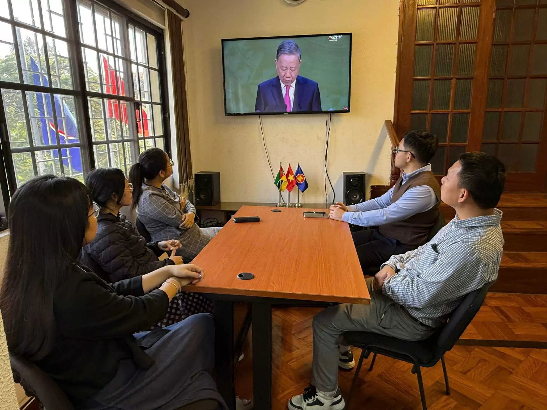 Các cơ quan đại diện Việt Nam ở nước ngoài theo dõi Lễ công bố các nghị quyết, quyết định về sáp nhập đơn vị hành chính