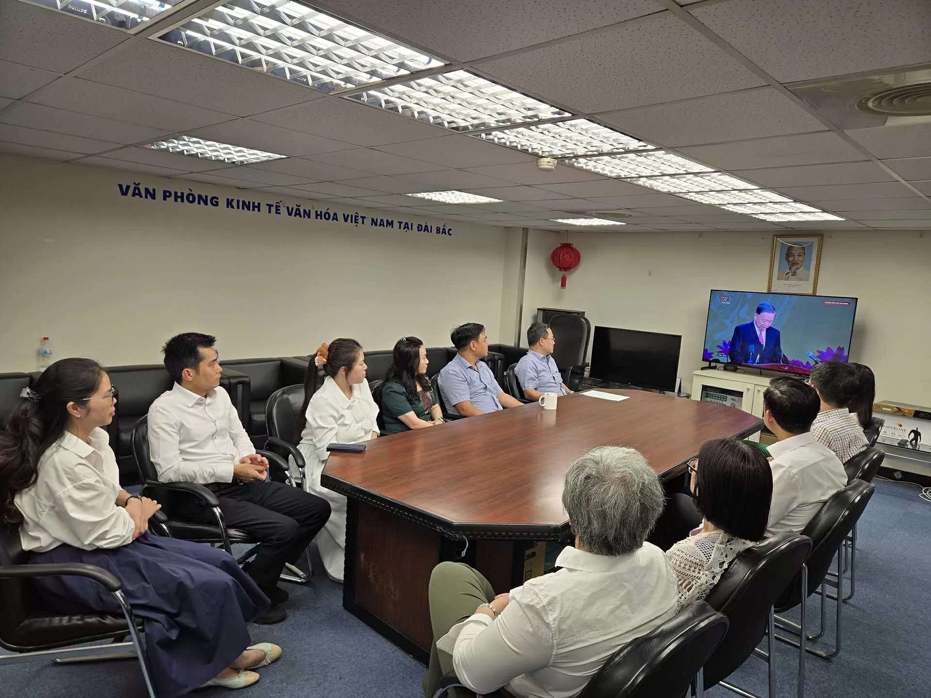 Các cơ quan đại diện Việt Nam ở nước ngoài theo dõi Lễ công bố các nghị quyết, quyết định về sáp nhập đơn vị hành chính