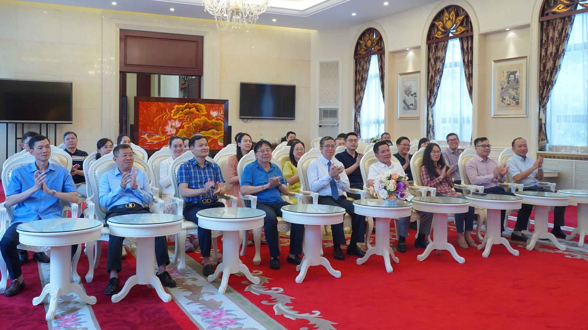 Đại sứ quán Việt Nam tại Trung Quốc cùng cả nước theo dõi Lễ công bố các nghị quyết, quyết định về thực hiện chính quyền địa phương hai cấp