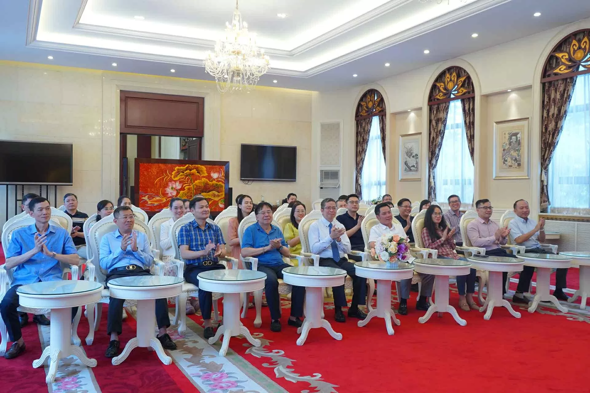 Đại sứ quán Việt Nam tại Trung Quốc cùng cả nước theo dõi Lễ công bố các nghị quyết, quyết định về thực hiện chính quyền địa phương hai cấp Đại sứ quán Việt Nam tại Trung Quốc cùng cả nước theo dõi Lễ công bố các nghị quyết, quyết định về thực hiện chính quyền địa phương hai cấp