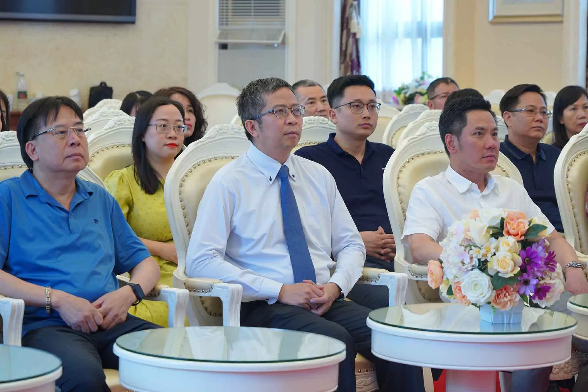 Đại sứ quán Việt Nam tại Trung Quốc cùng cả nước theo dõi Lễ công bố các nghị quyết, quyết định về thực hiện chính quyền địa phương hai cấp