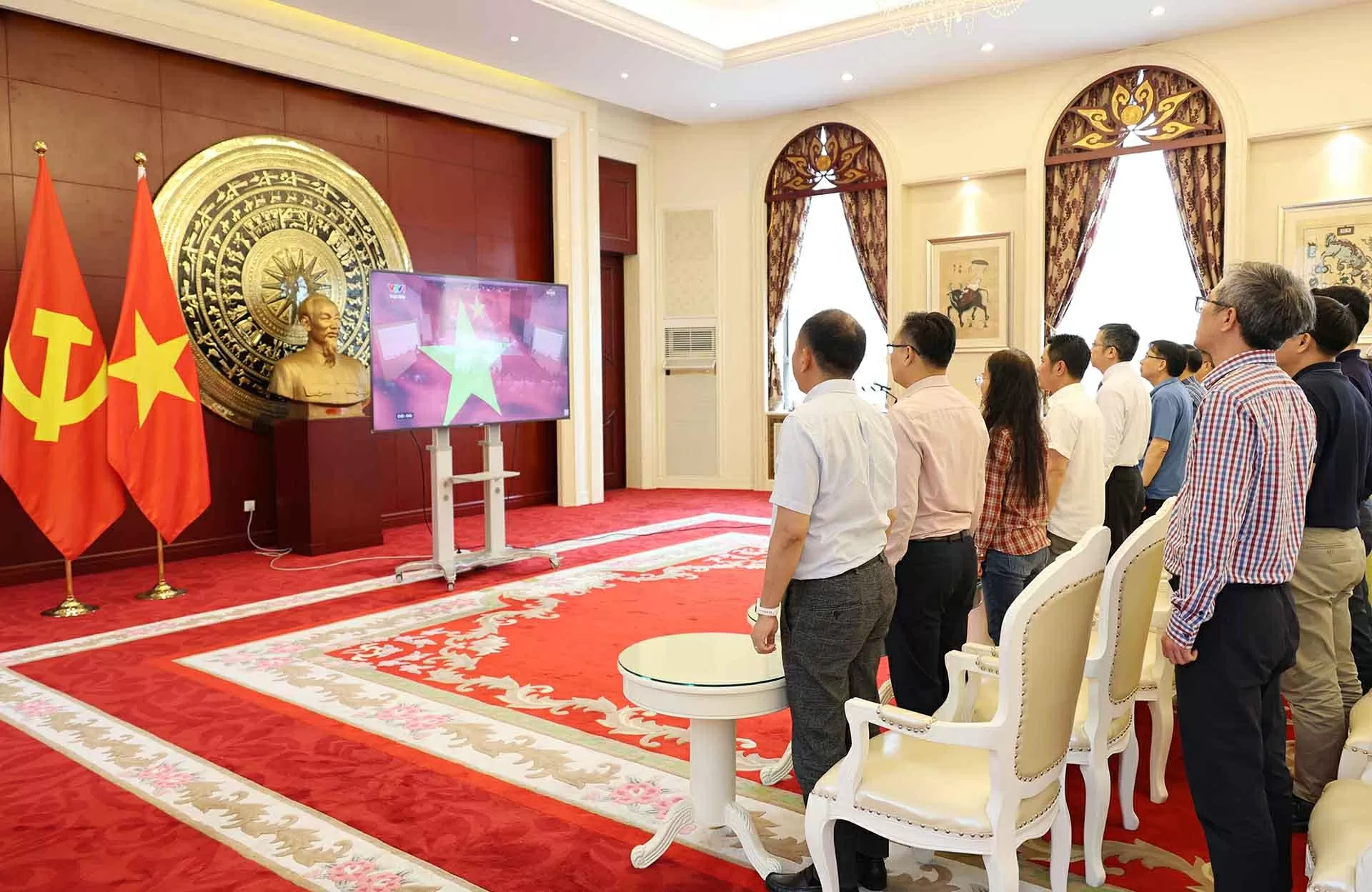 Đại sứ quán Việt Nam tại Trung Quốc cùng cả nước theo dõi Lễ công bố các nghị quyết, quyết định về thực hiện chính quyền địa phương hai cấp Đại sứ quán Việt Nam tại Trung Quốc cùng cả nước theo dõi Lễ công bố các nghị quyết, quyết định về thực hiện chính quyền địa phương hai cấp