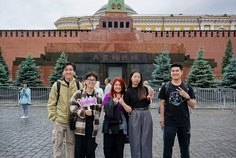 Tuổi trẻ Việt Nam tại Nga với hành trình tri ân lịch sử 'Theo dấu chân Bác'