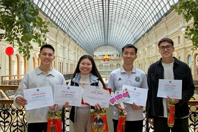 Tuổi trẻ Việt Nam tại Nga với hành trình tri ân lịch sử 'Theo dấu chân Bác'