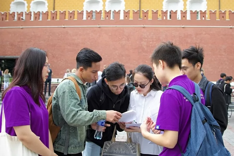 Tuổi trẻ Việt Nam tại Nga với hành trình tri ân lịch sử 'Theo dấu chân Bác' Tuổi trẻ Việt Nam tại Nga với hành trình tri ân lịch sử 'Theo dấu chân Bác'