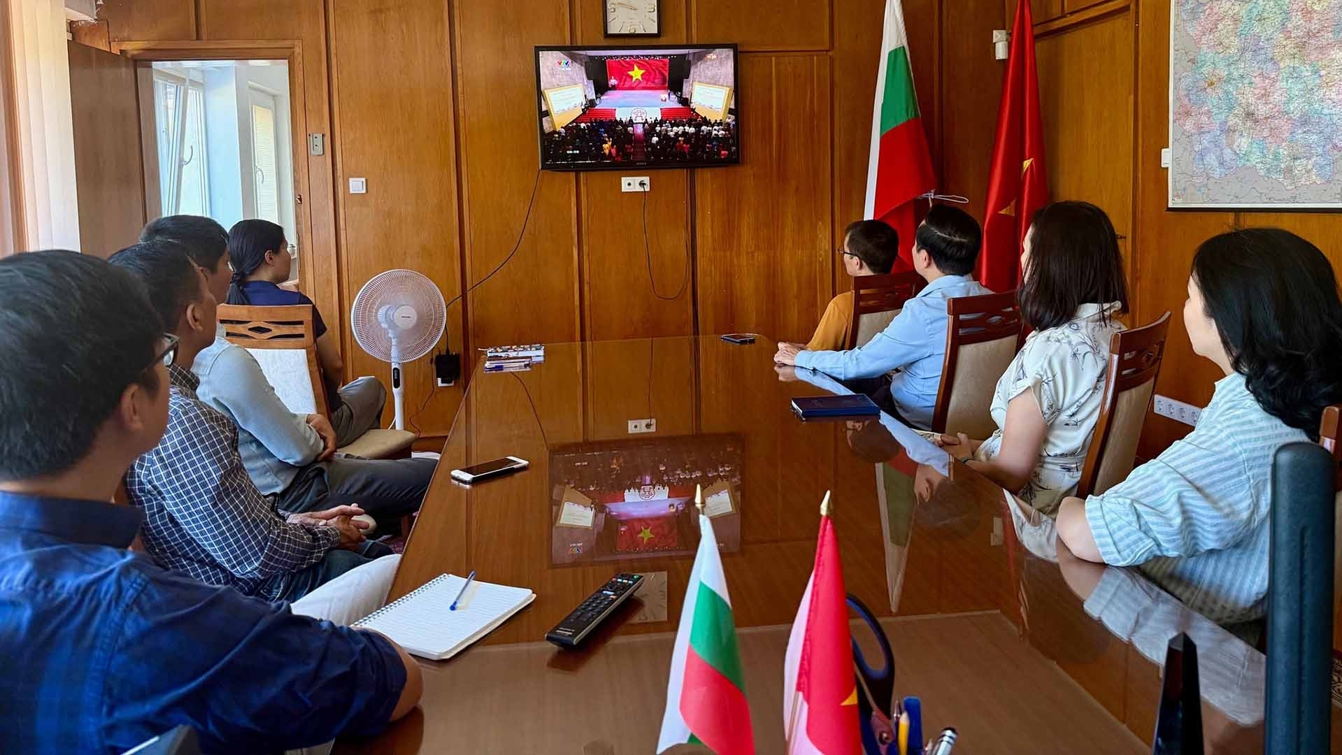 Đại sứ quán Việt Nam tại các nước theo dõi bản tin đặc biệt và cầu truyền hình ‘Sắp xếp lại giang sơn’