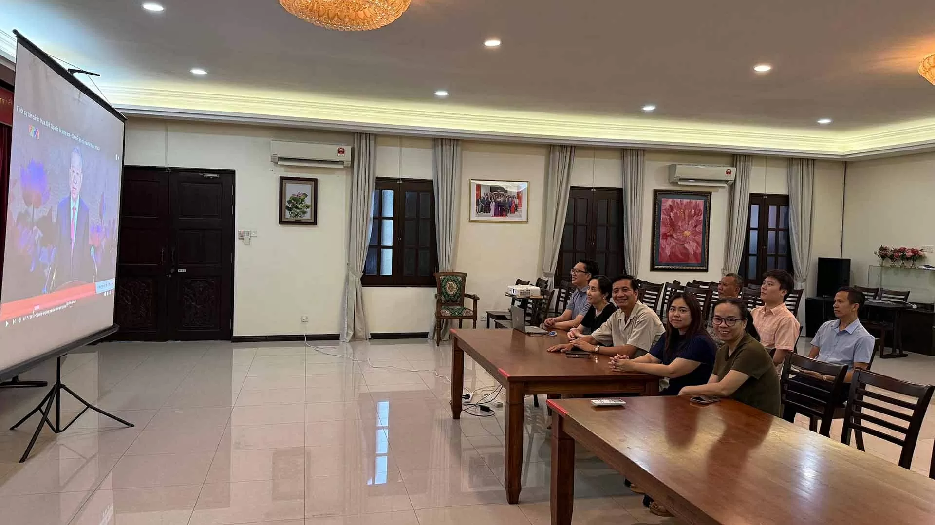 Đại sứ quán Việt Nam tại các nước theo dõi bản tin đặc biệt và cầu truyền hình ‘Sắp xếp lại giang sơn’