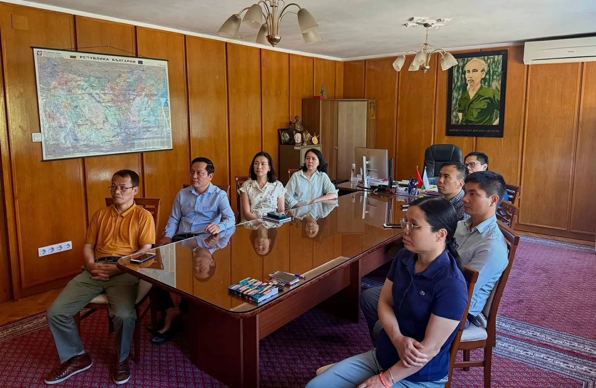 Đại sứ quán Việt Nam tại các nước theo dõi bản tin đặc biệt và cầu truyền hình ‘Sắp xếp lại giang sơn’