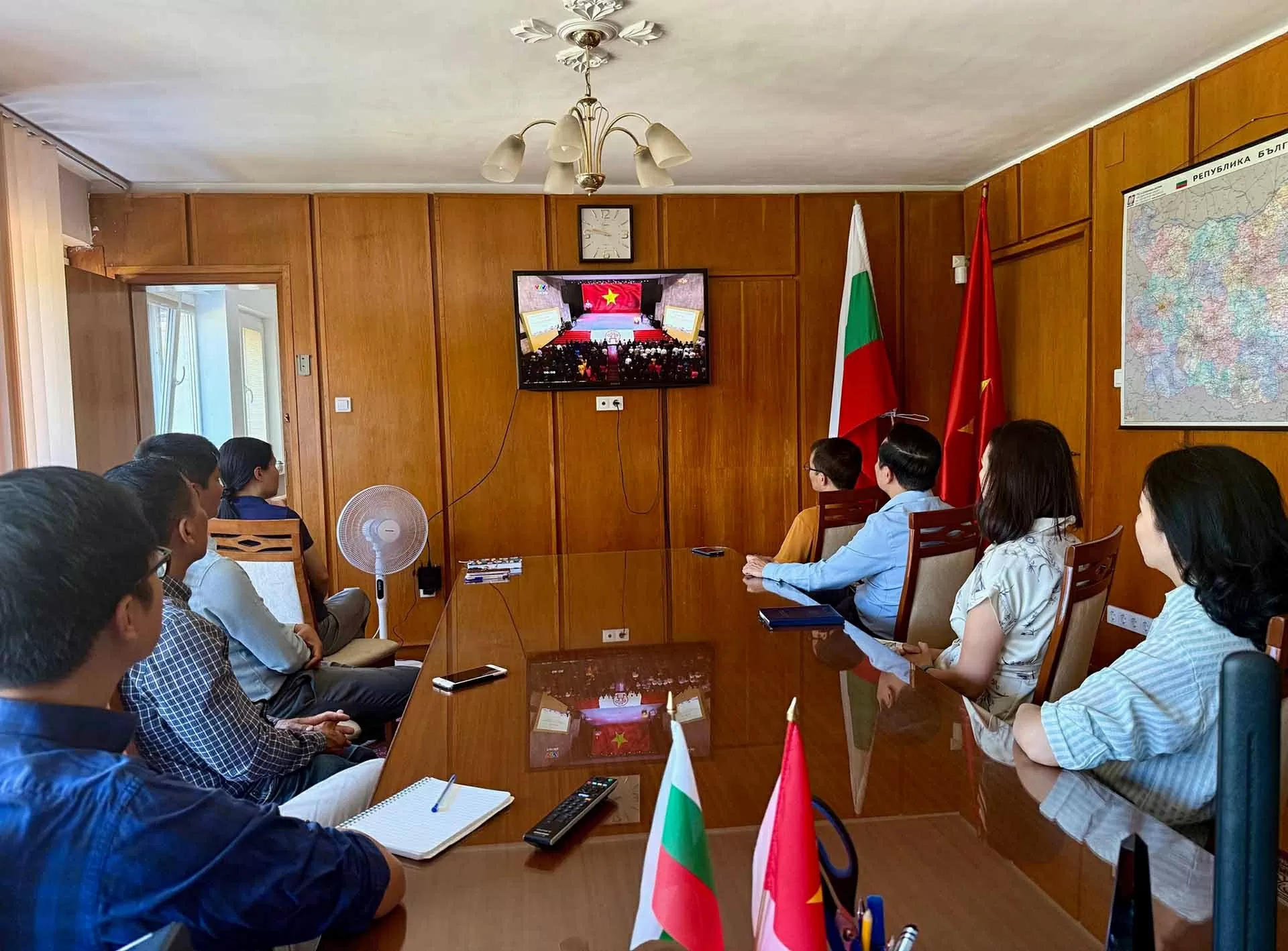 Đại sứ quán Việt Nam tại các nước theo dõi bản tin đặc biệt và cầu truyền hình ‘Sắp xếp lại giang sơn’