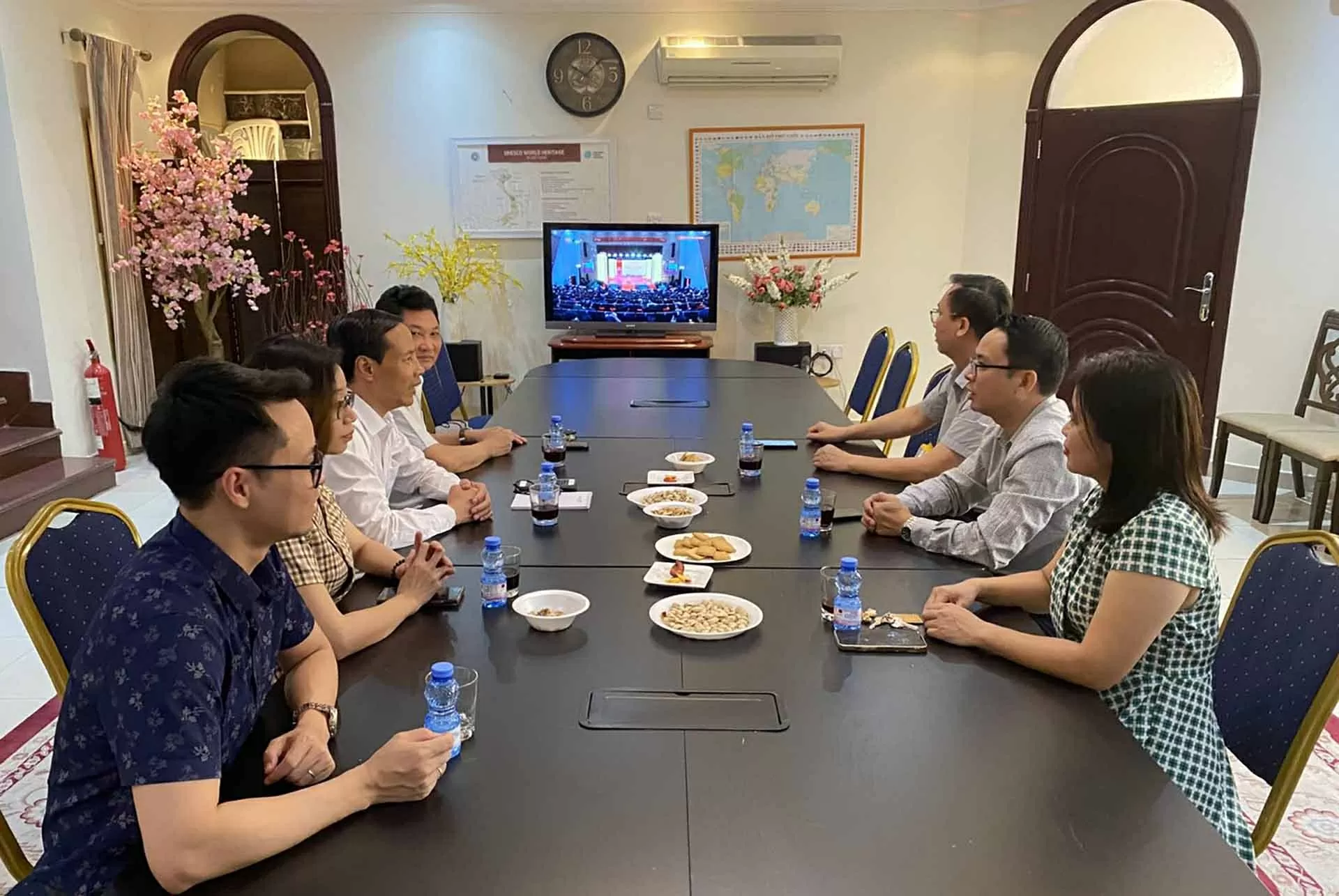 Đại sứ quán Việt Nam tại các nước theo dõi bản tin đặc biệt và cầu truyền hình ‘Sắp xếp lại giang sơn’