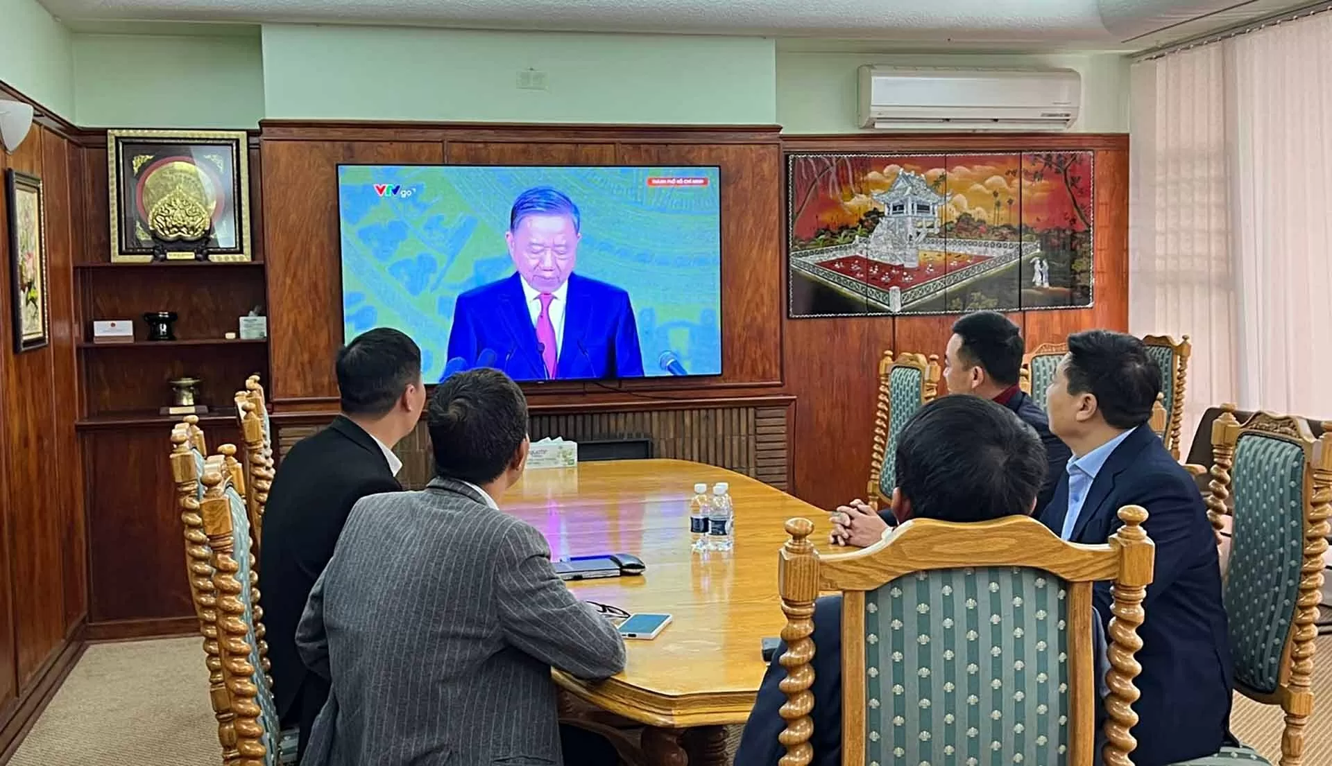 Đại sứ quán Việt Nam tại các nước theo dõi bản tin đặc biệt và cầu truyền hình ‘Sắp xếp lại giang sơn’