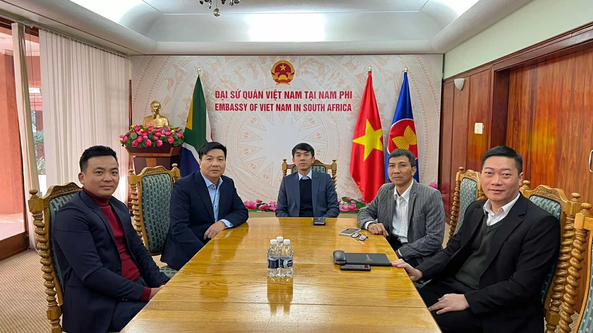 Đại sứ quán Việt Nam tại các nước theo dõi bản tin đặc biệt và cầu truyền hình ‘Sắp xếp lại giang sơn’