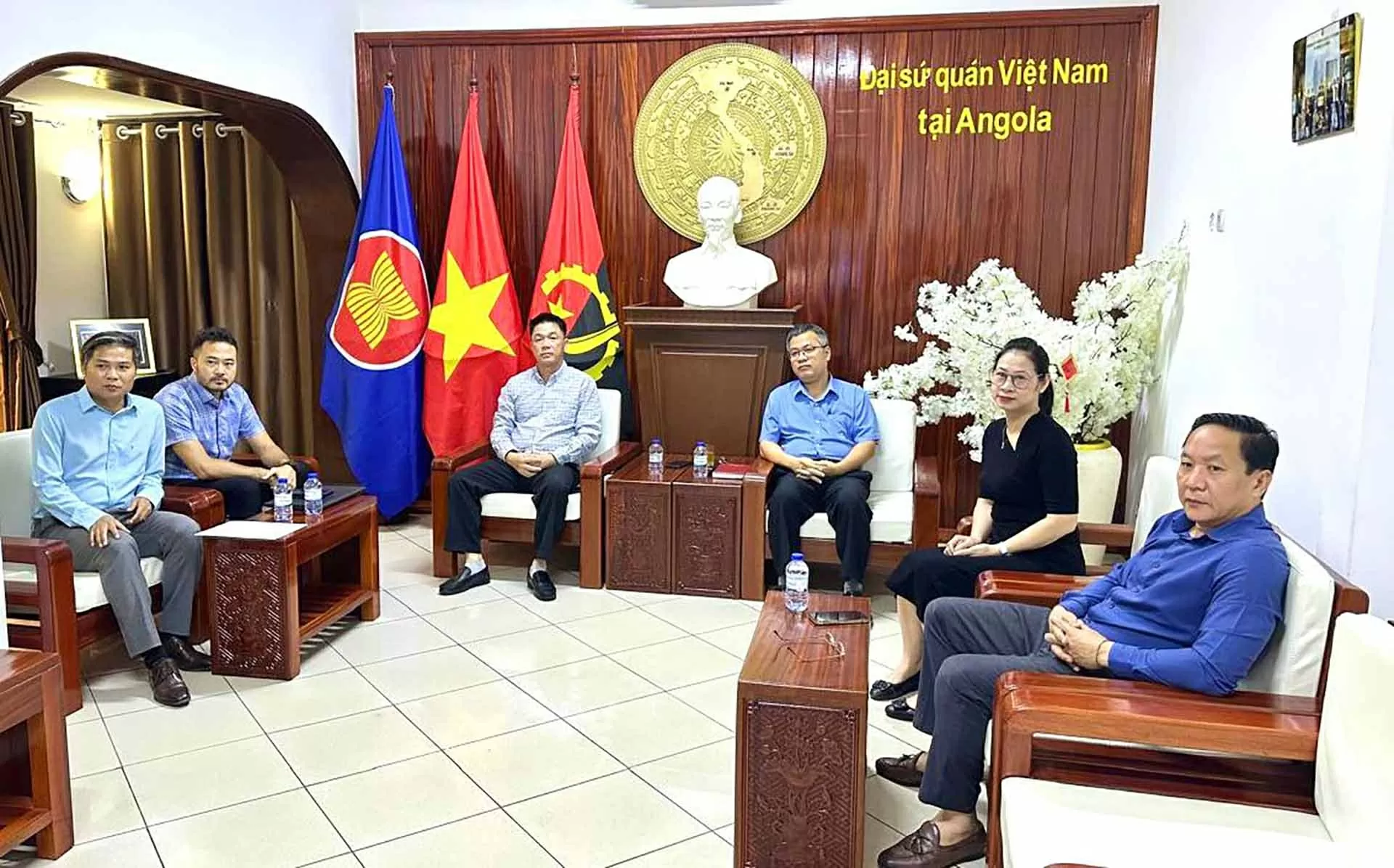 Đại sứ quán Việt Nam tại các nước theo dõi bản tin đặc biệt và cầu truyền hình ‘Sắp xếp lại giang sơn’