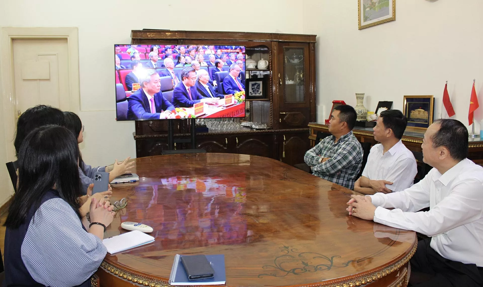 Đại sứ quán Việt Nam tại các nước theo dõi bản tin đặc biệt và cầu truyền hình ‘Sắp xếp lại giang sơn’