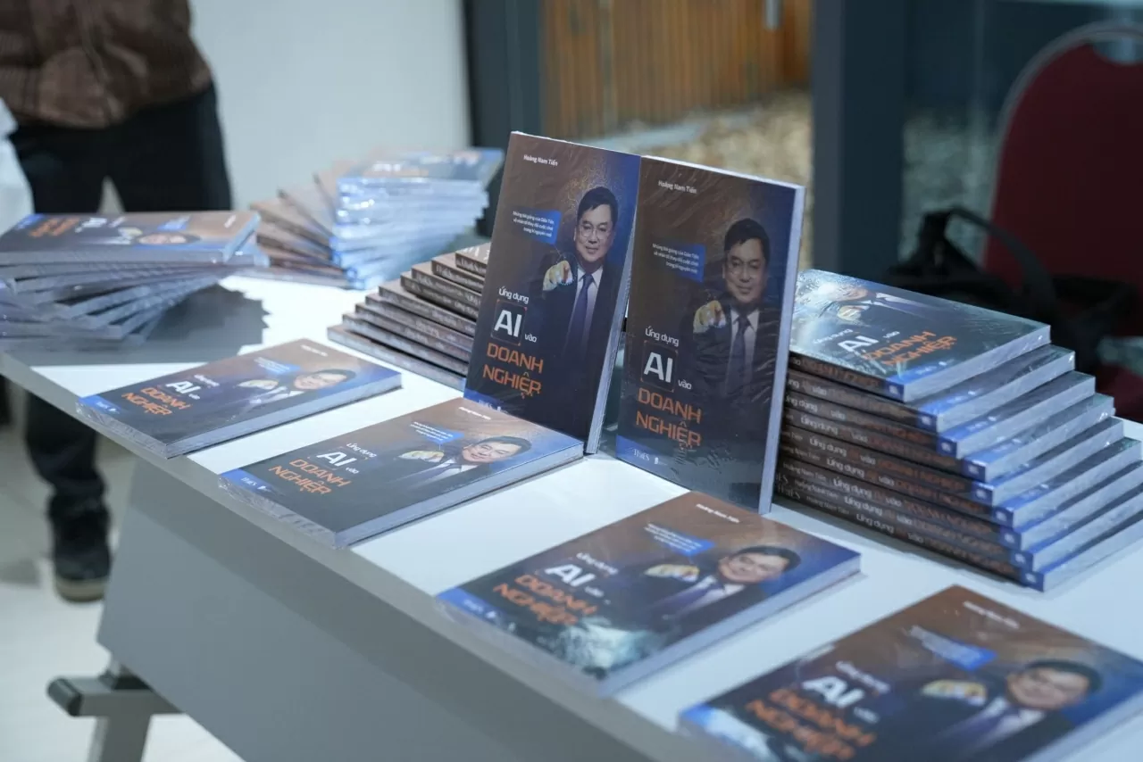 Cuốn sách đề cập đến 3 yếu tố của con người mà AI không thể thay thế: sự tò mò, tính cảm xúc và khả năng sáng tạo.“Đây là những điều con người vẫn sẽ nắm ưu thế và đi đầu ở thời điểm hiện tại”, tác giả chia sẻ. (Ảnh: BTC)