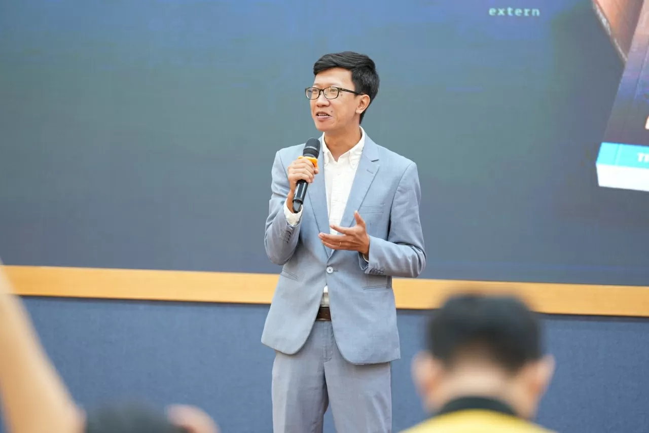 Giám đốc TIMES Vũ Trọng Đại chia sẻ về quá trình xuất bản cuốn sách “Ứng dụng AI vào doanh nghiệp”. (Ảnh: BTC)