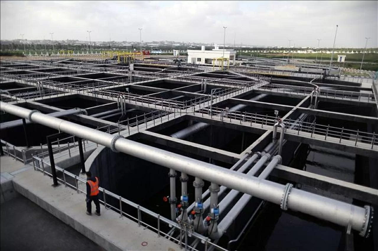 Một kỹ thuật viên đang kiểm tra cơ sở hạ tầng tại một cơ sở khí đốt tự nhiên được kết nối với đường ống Blue Stream. (Ảnh AA) Một kỹ thuật viên đang kiểm tra cơ sở hạ tầng tại một cơ sở khí đốt tự nhiên được kết nối với đường ống Blue Stream. (Ảnh AA)