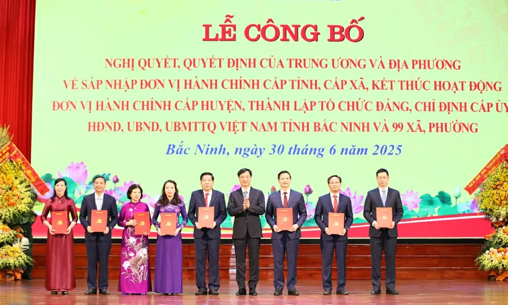 Đồng chí Nguyễn Duy Ngọc trao các nghị quyết, quyết định của Trung ương.