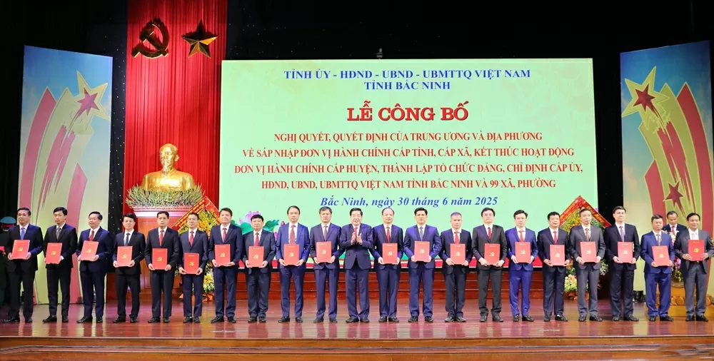 Đồng chí Nguyễn Văn Gấu trao quyết định cho các đồng chí Bí thư Đảng ủy các xã, phường.