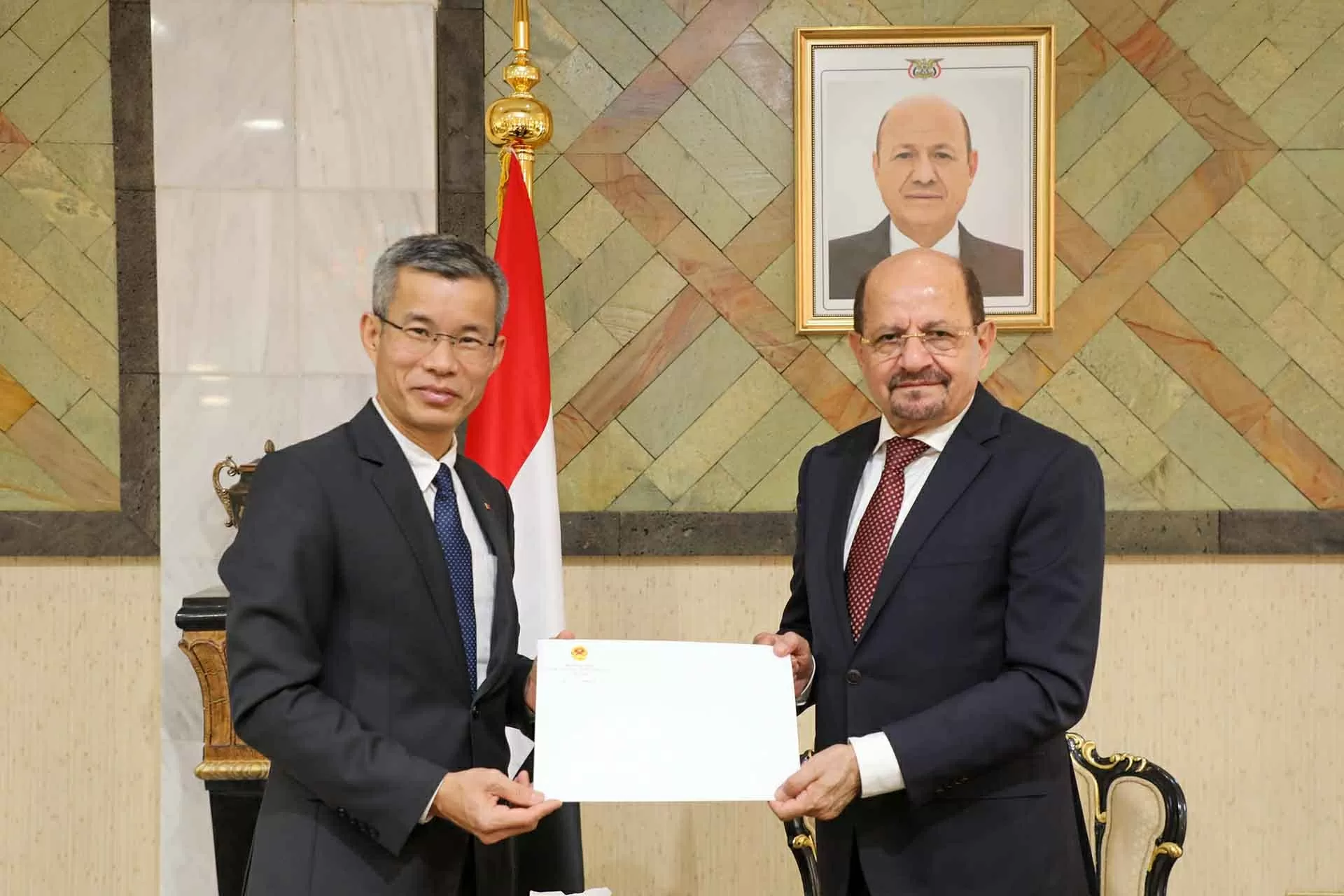 Đại sứ Hoàng Hữu Anh trình bản sao Thư ủy nhiệm lên Bộ trưởng Ngoại giao Yemen Đại sứ Hoàng Hữu Anh trình bản sao Thư ủy nhiệm lên Bộ trưởng Ngoại giao Yemen