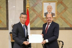 Đại sứ Hoàng Hữu Anh trình bản sao Thư ủy nhiệm lên Bộ trưởng Ngoại giao Yemen