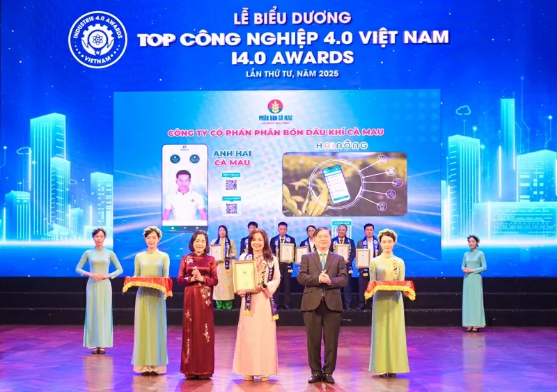 Đại diện PVCFC nhận biểu trưng vinh danh PVCFC đạt Top Doanh nghiệp khoa học và công nghệ, đổi mới sáng tạo và chuyển đổi số.