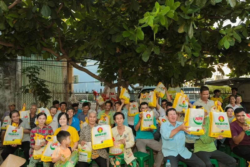 PVCFC tiên phong ứng dụng công nghệ Poli Phosphate vào sản xuất NPK, mang đến sản phẩm an toàn, hiệu quả và bền vững, được bà con nông dân tin dùng. PVCFC tiên phong ứng dụng công nghệ Poli Phosphate vào sản xuất NPK, mang đến sản phẩm an toàn, hiệu quả và bền vững, được bà con nông dân tin dùng.