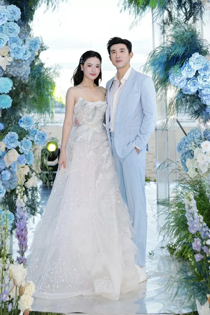 Kỷ niệm một năm ngày cưới, vợ chồng diễn viên Midu chọn chủ đề sắc xanh-trắng của biển cả và cát