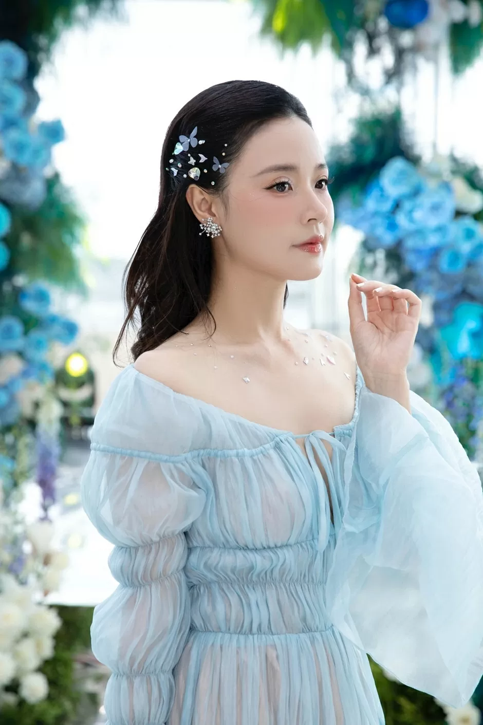 thời trang diễn viên Midu kỷ niệm một năm ngày cưới