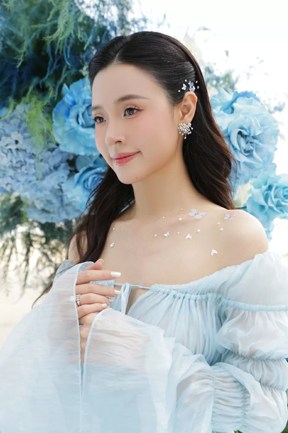 thời trang diễn viên Midu kỷ niệm một năm ngày cưới, sắc xanh trắng của biển cả thời trang diễn viên Midu kỷ niệm một năm ngày cưới, sắc xanh trắng của biển cả