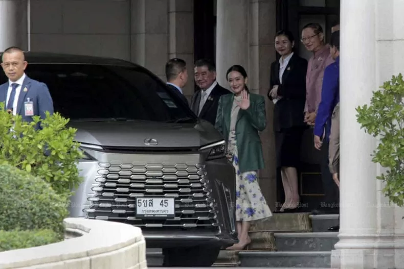 Thủ tướng bị đình chỉ Paetongtarn Shinawatra vẫy tay chào các phóng viên khi bà rời Tòa nhà Chính phủ vào chiều thứ Ba. (Ảnh: Chanat Katanyu) Thủ tướng bị đình chỉ Paetongtarn Shinawatra vẫy tay chào các phóng viên khi bà rời Tòa nhà Chính phủ vào chiều thứ Ba. (Ảnh: Chanat Katanyu)