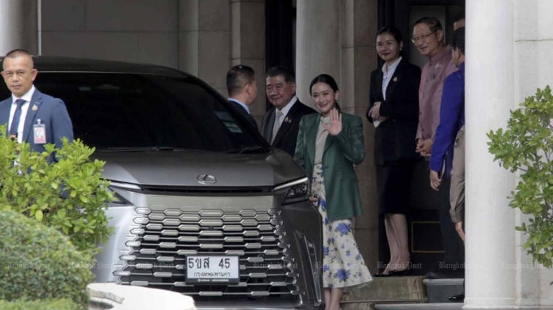 Thủ tướng Thái Lan bị đình chỉ chức vụ: Lùi để tiến?